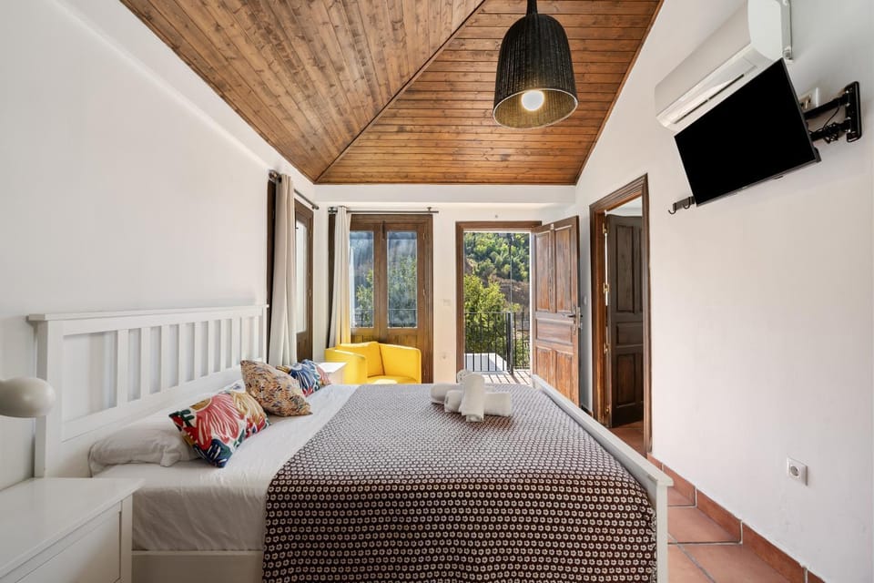 Bed, Photo of the whole room, Bedroom, towels
