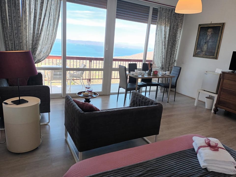 Photo of the whole room, Lake view