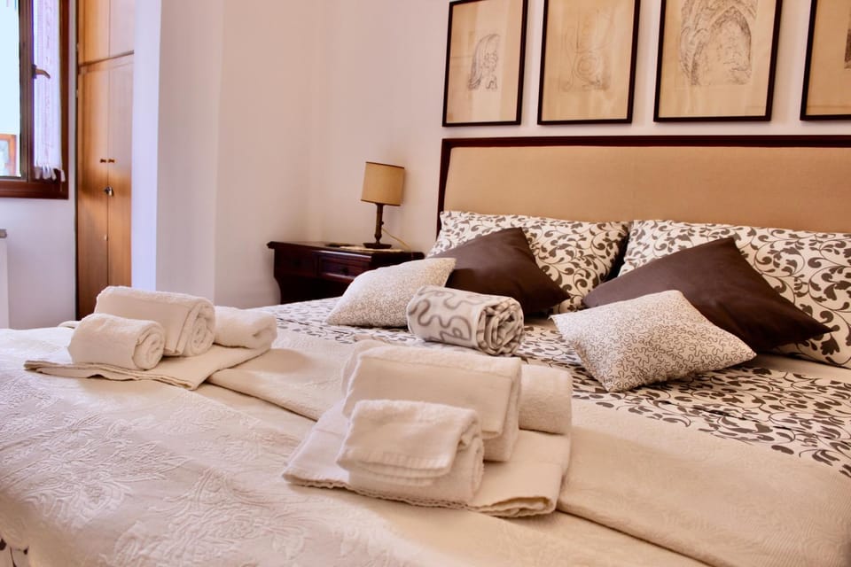Bed, Photo of the whole room, Bedroom, Family, towels, towels