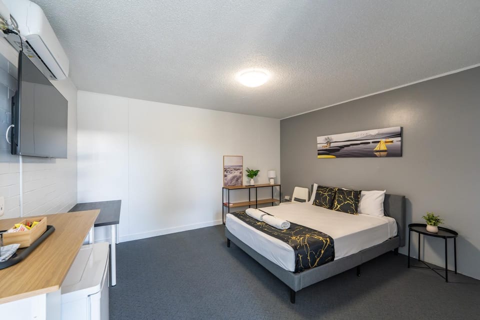 Bed, TV and multimedia, Photo of the whole room, towels
