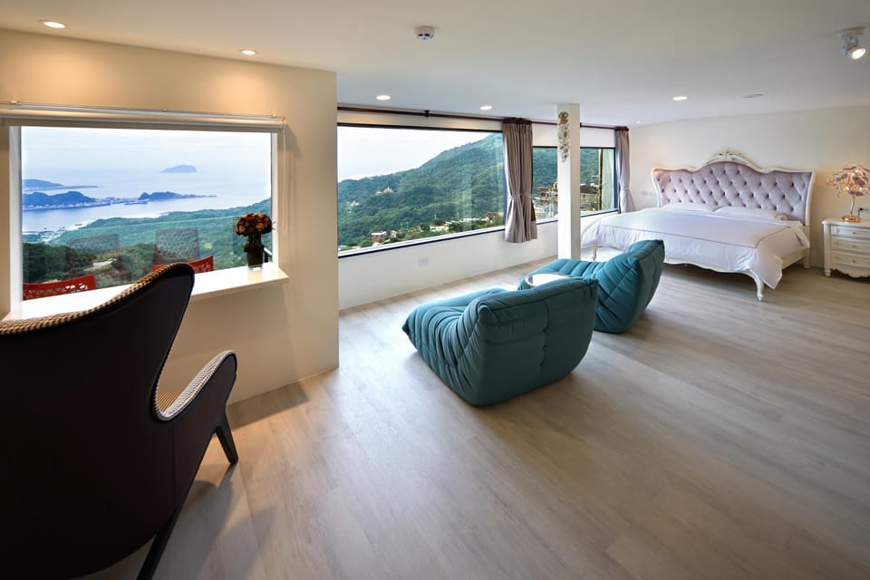 Bed, Natural landscape, Balcony/Terrace, Living room, Photo of the whole room, Bedroom, Mountain view, Sea view, Sea view