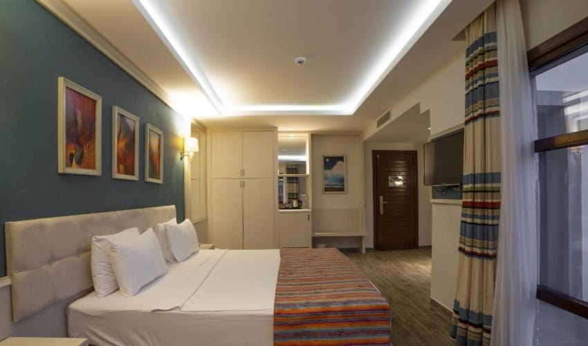 Photo of the whole room, Bedroom, Family