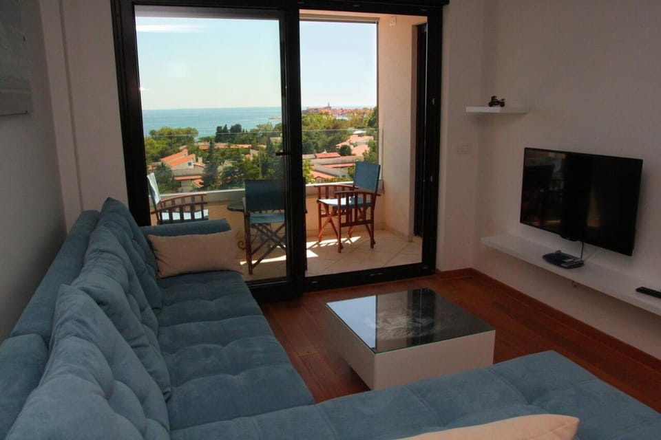 Living room, City view, Sea view