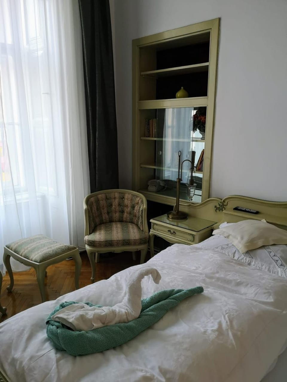 Bed, Decorative detail, Bedroom, towels