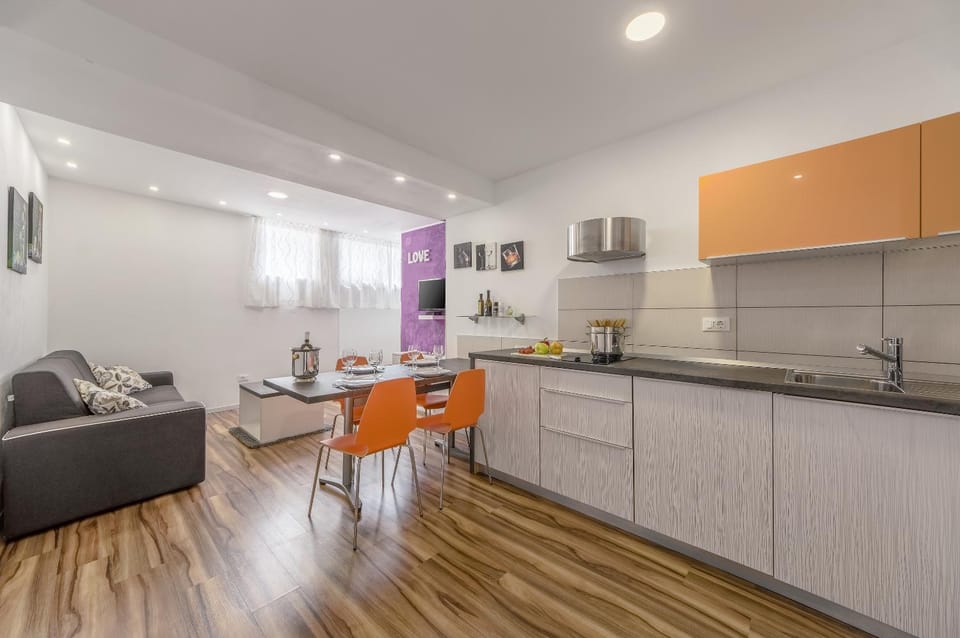 Kitchen or kitchenette, Dining area