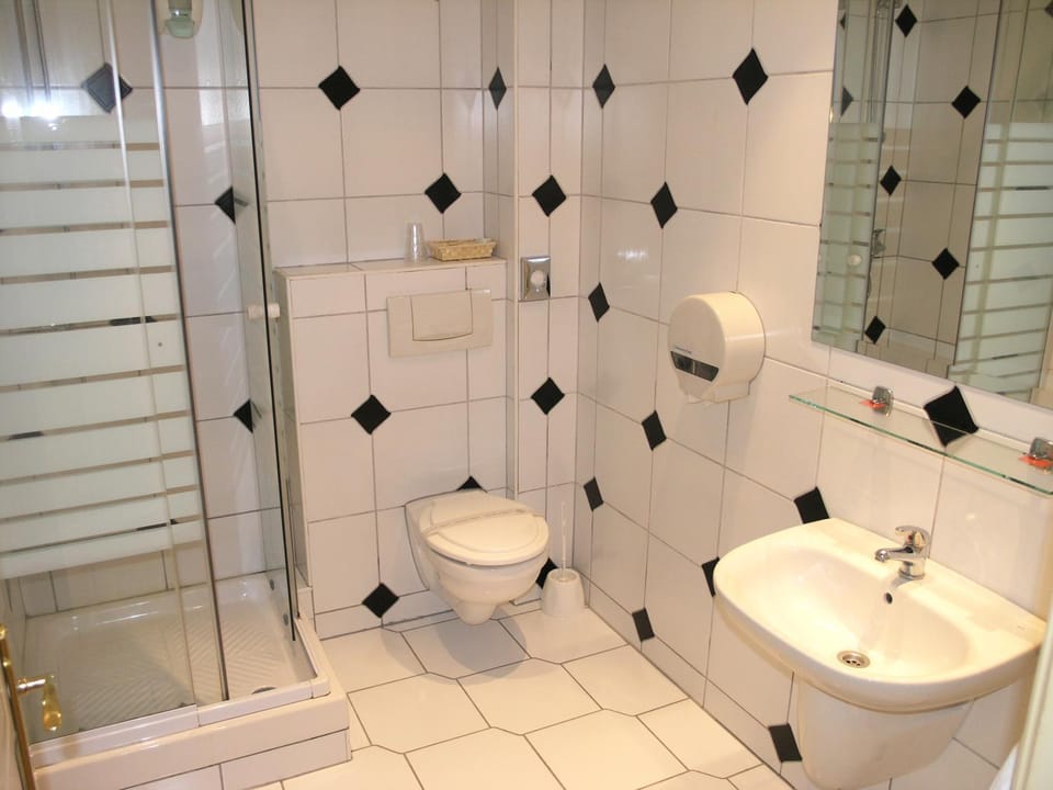 Shower, Toilet, Bathroom, bidet, towels