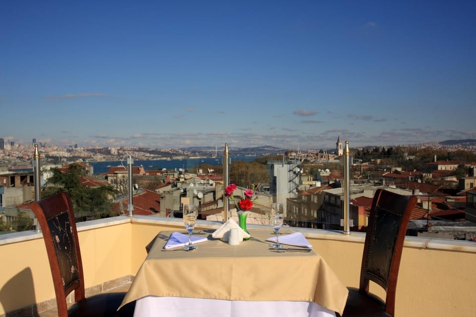 Restaurant/places to eat, Balcony/Terrace, City view, Street view