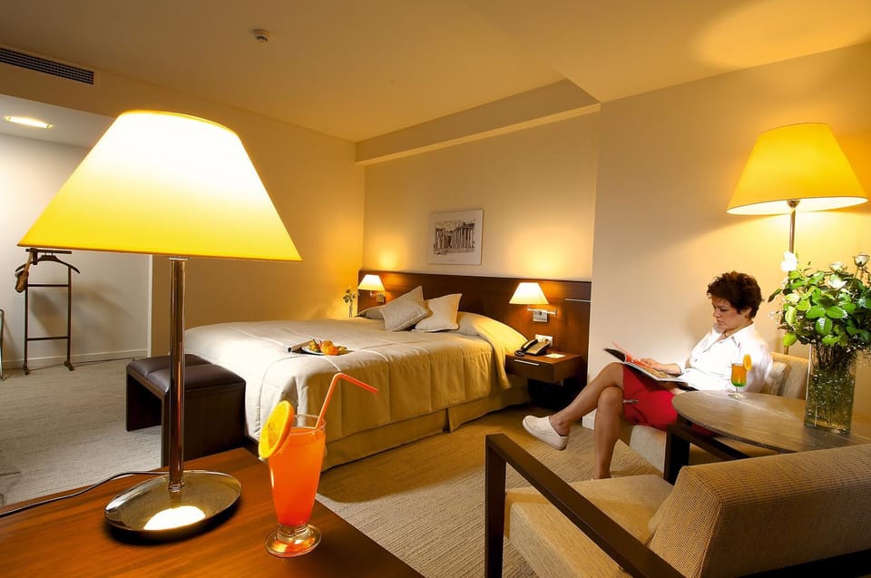 TV and multimedia, Photo of the whole room, Decorative detail, Bedroom