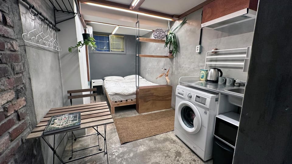 Kitchen or kitchenette, Living room, Seating area, Dining area, washing machine