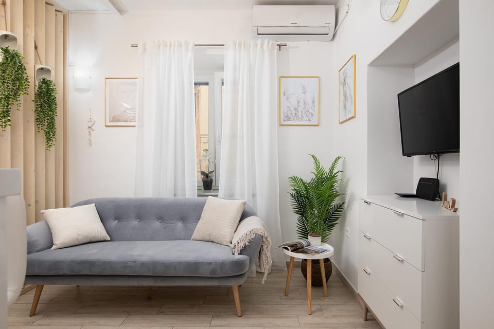 TV and multimedia, Living room, Seating area, air conditioner