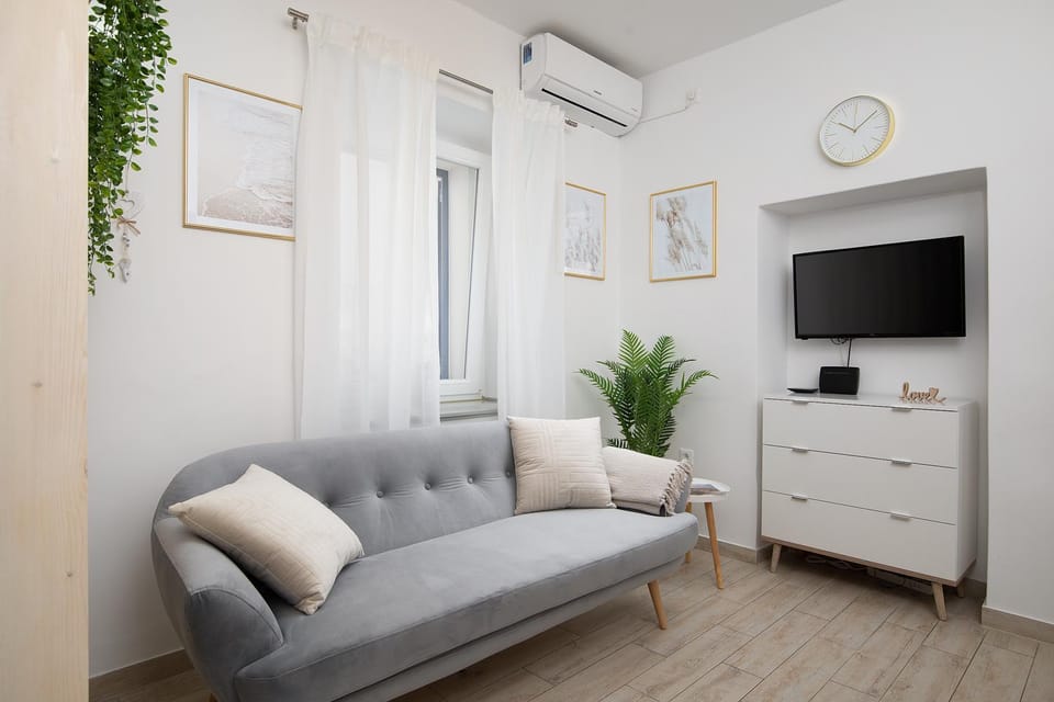 Communal lounge/ TV room, TV and multimedia, Living room, Seating area, air conditioner