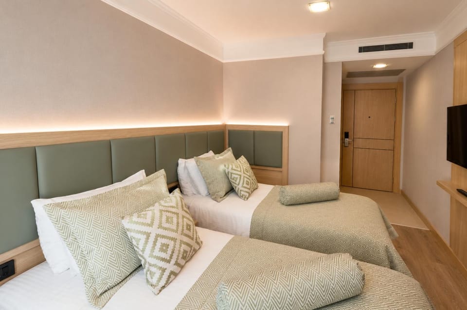 Bed, TV and multimedia, Photo of the whole room, Bedroom