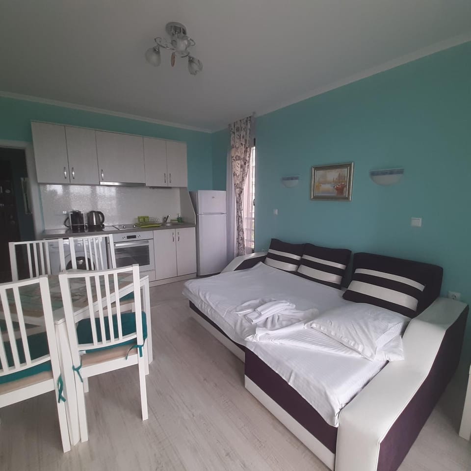 Coffee/tea facilities, Kitchen or kitchenette, Living room, Photo of the whole room, Dining area