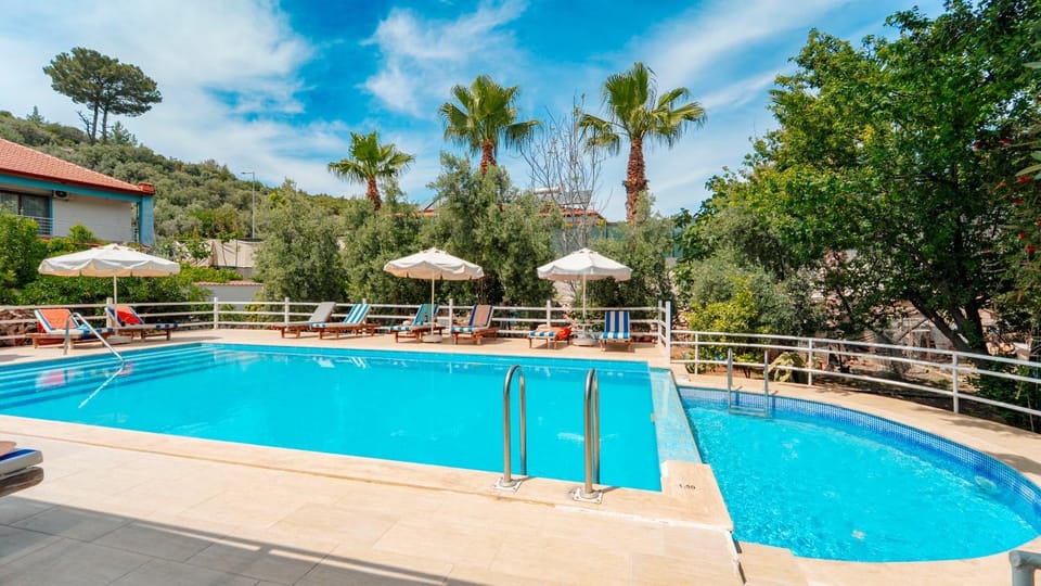 Swimming pool, sunbed