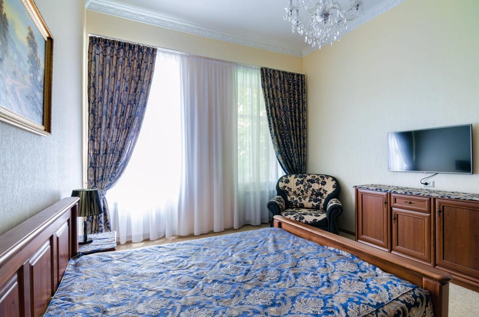 Bed, Bathroom, Bedroom, Street view