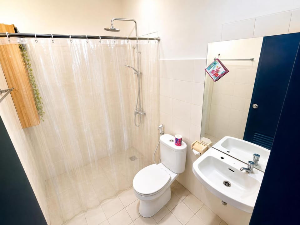 Shower, Toilet, Bathroom, bidet, towels