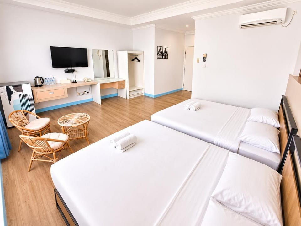 Bed, TV and multimedia, Photo of the whole room, Seating area, Bedroom, towels, wardrobe, air conditioner