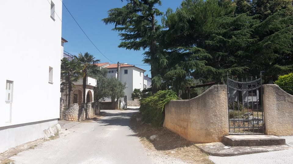 Off site, Neighbourhood