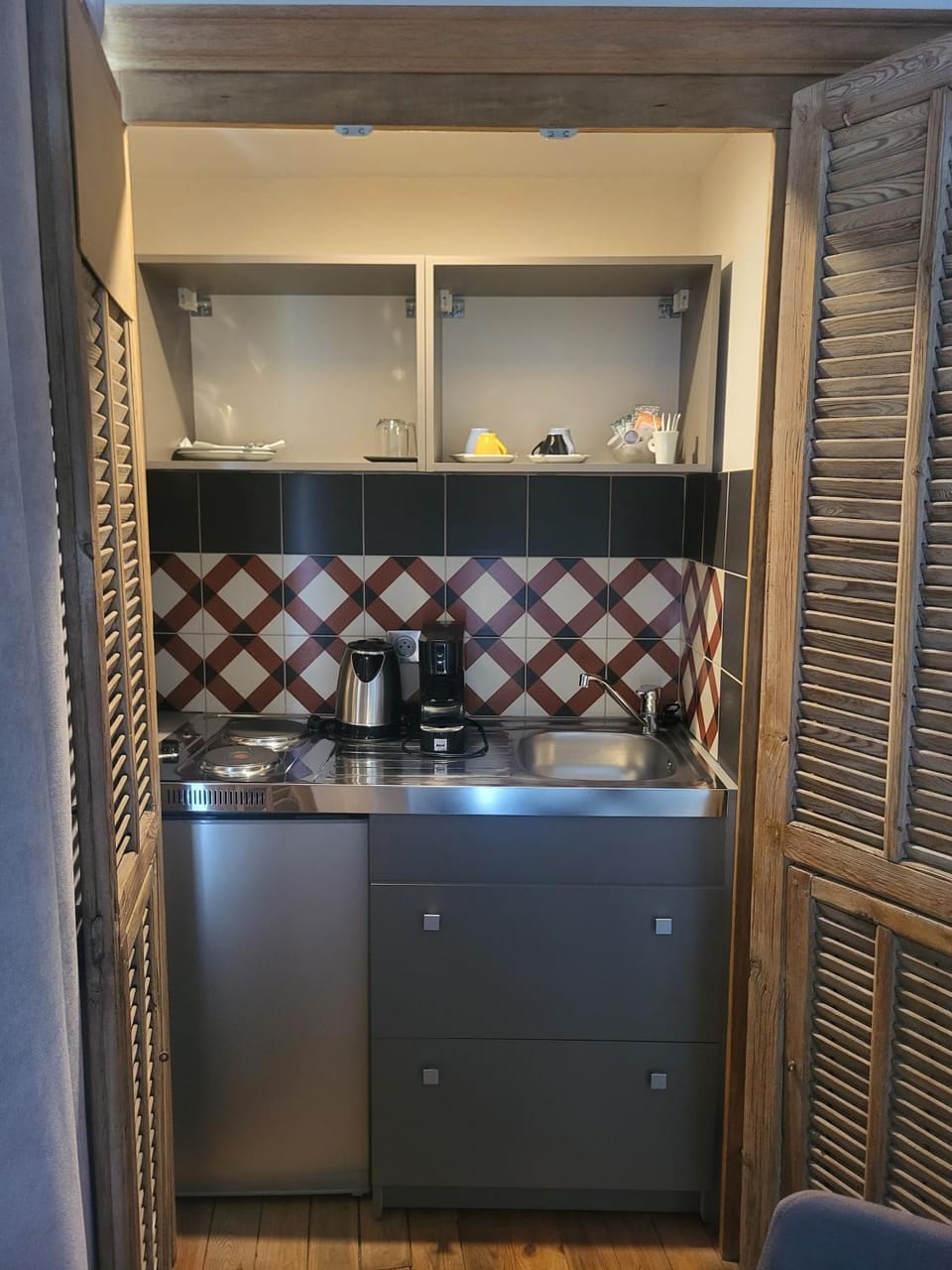 Coffee/tea facilities, Kitchen or kitchenette, Dining area, Drinks, stove, kitchen