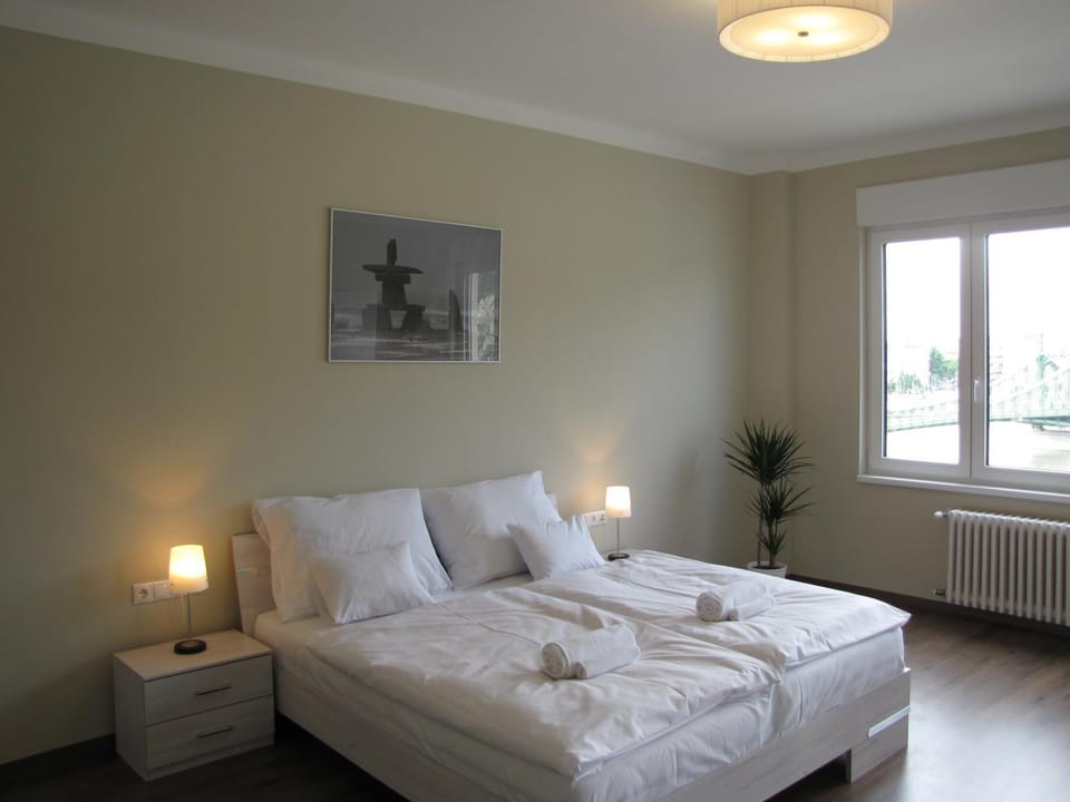 Bedroom, City view, River view