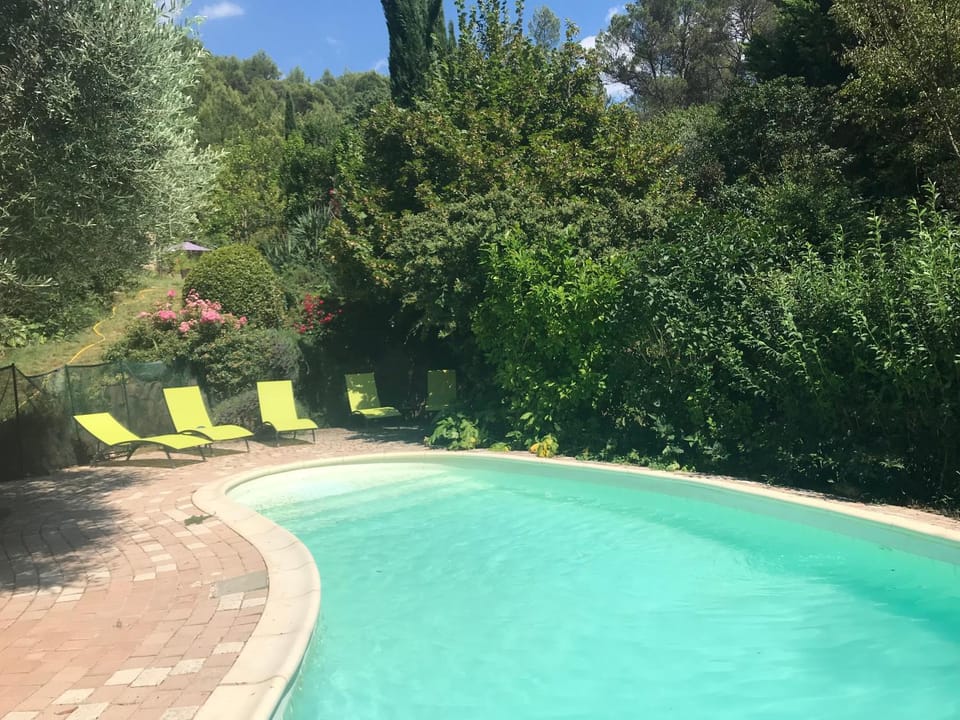 Swimming pool, sunbed