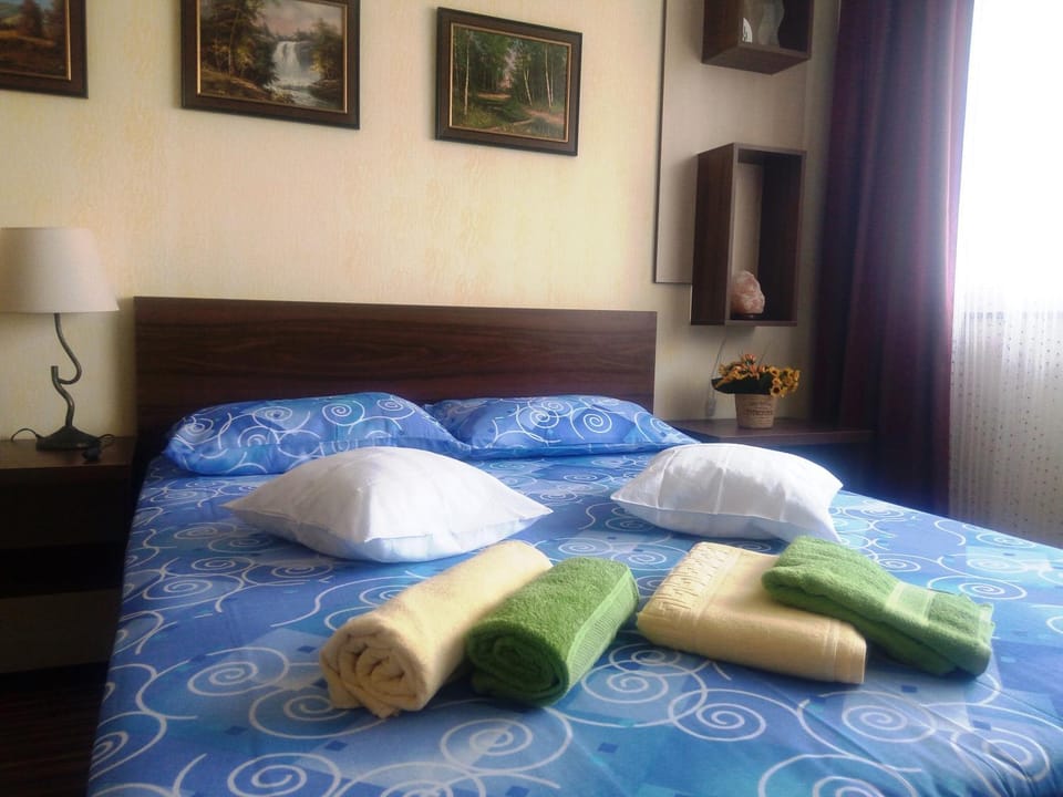 Bed, TV and multimedia, Living room