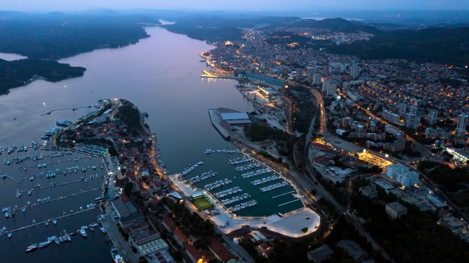 People, Neighbourhood, Bird's eye view, Balcony/Terrace, Beach, Guests, City view, Swimming pool, children