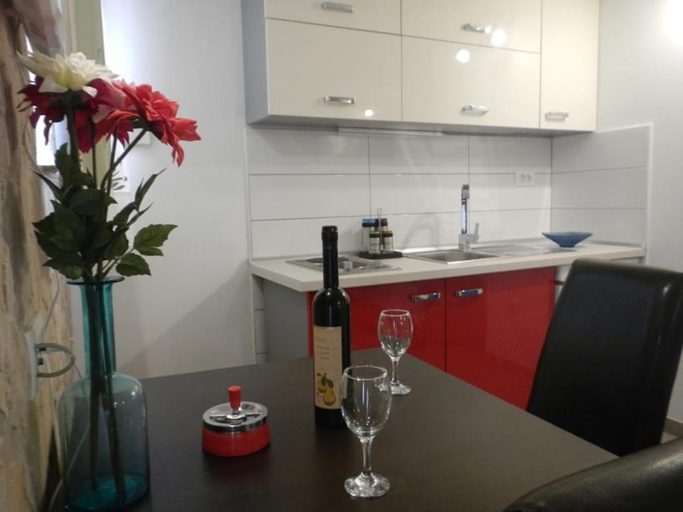 Property building, Kitchen or kitchenette, Photo of the whole room