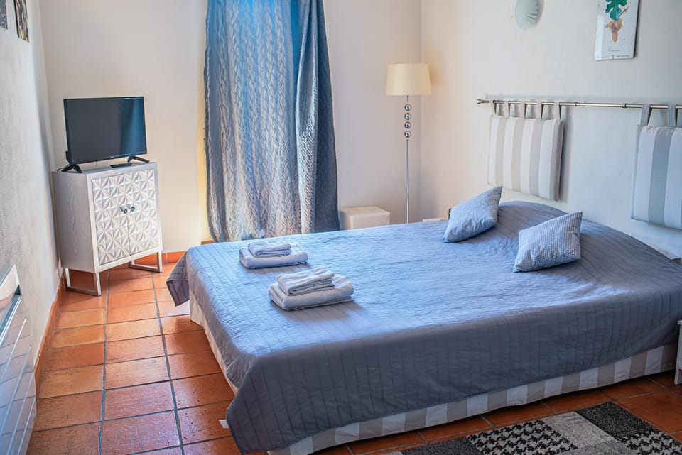 Bed, TV and multimedia, View (from property/room), Photo of the whole room, Bedroom, towels