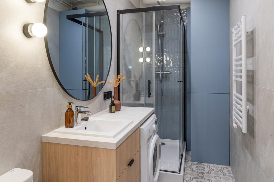 Shower, Toilet, Bathroom, towels, washing machine