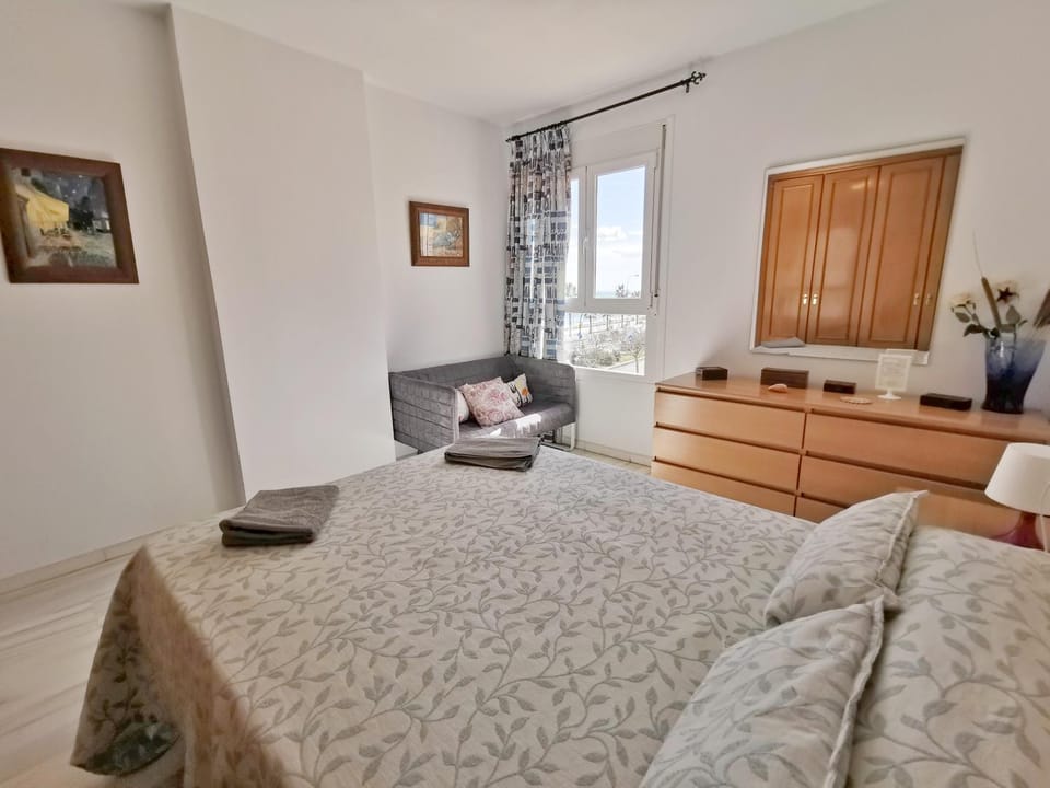 Photo of the whole room, Bedroom