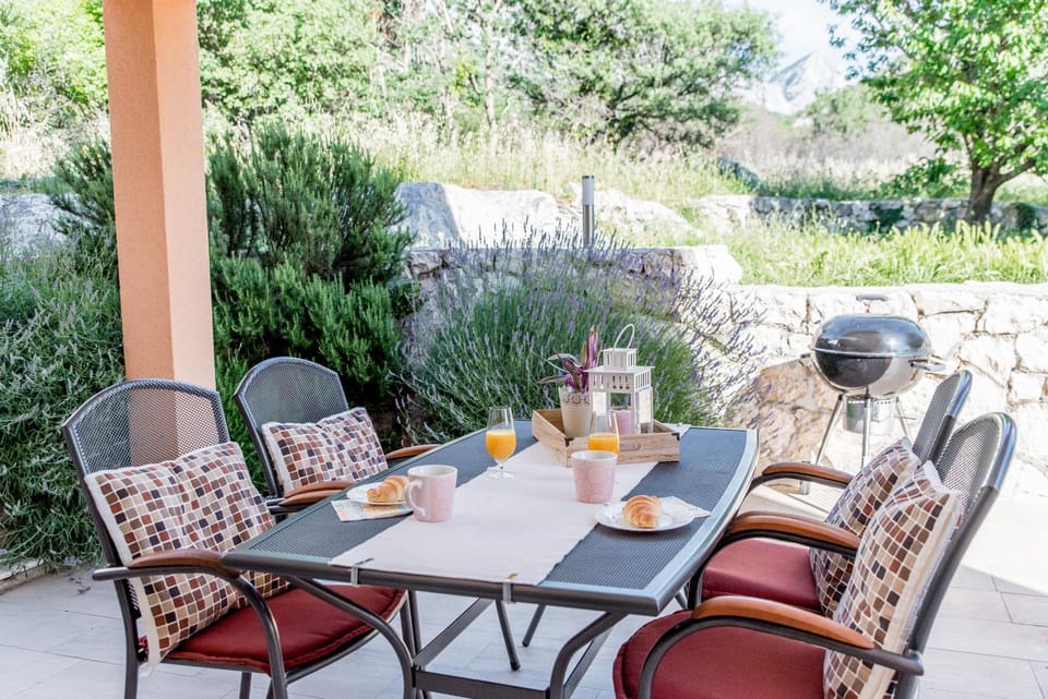 Patio, Seating area