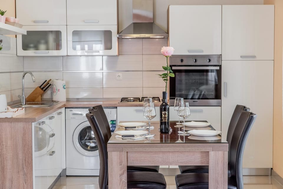 Kitchen or kitchenette, Dining area