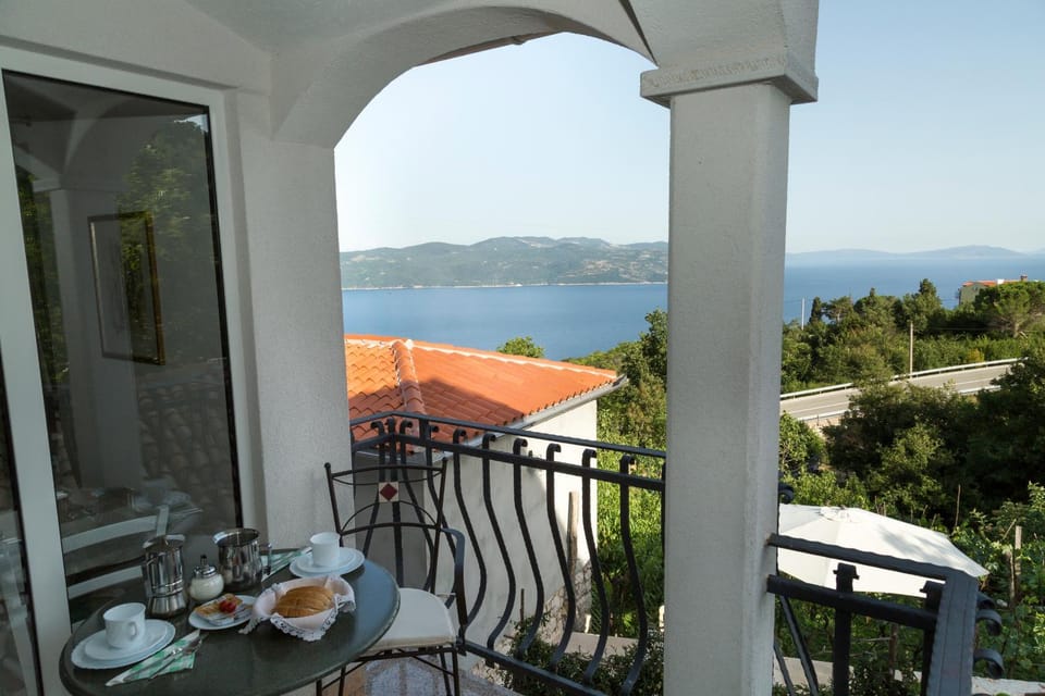 Balcony/Terrace, Seating area, Mountain view, Sea view, Street view