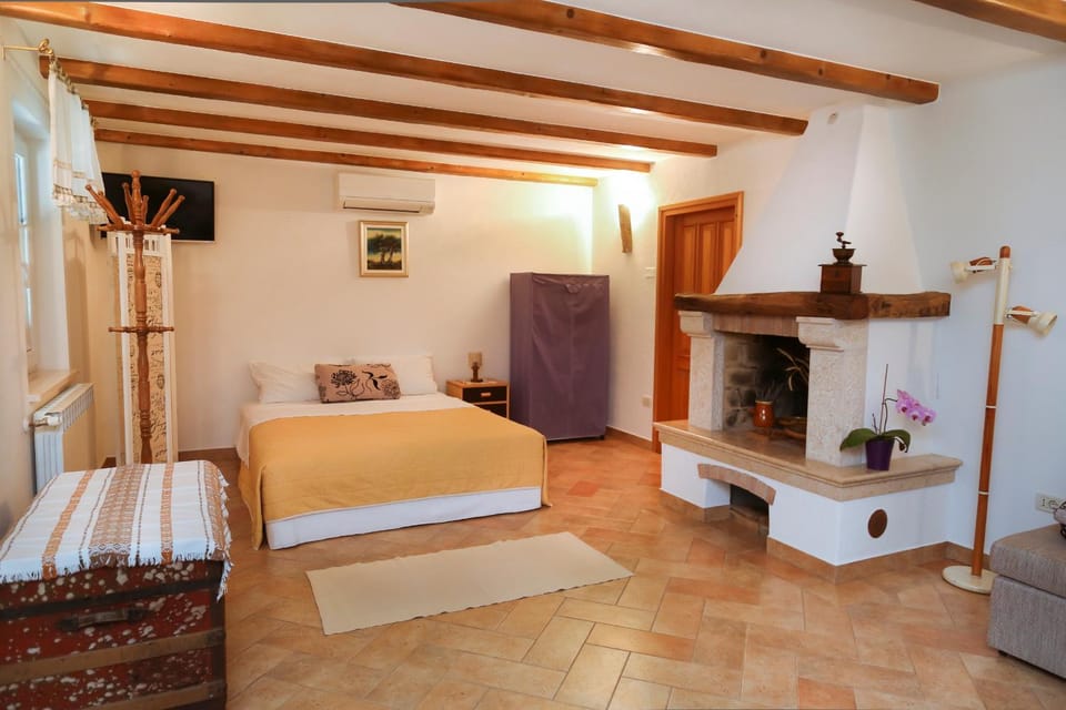 Bed, TV and multimedia, Living room, Seating area, Bedroom