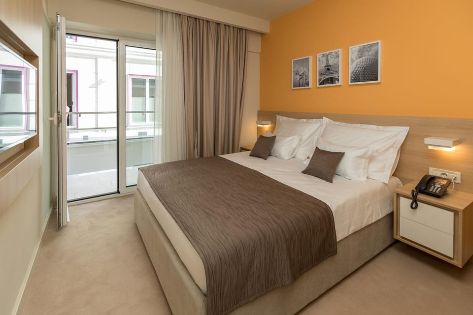 Bedroom, Street view