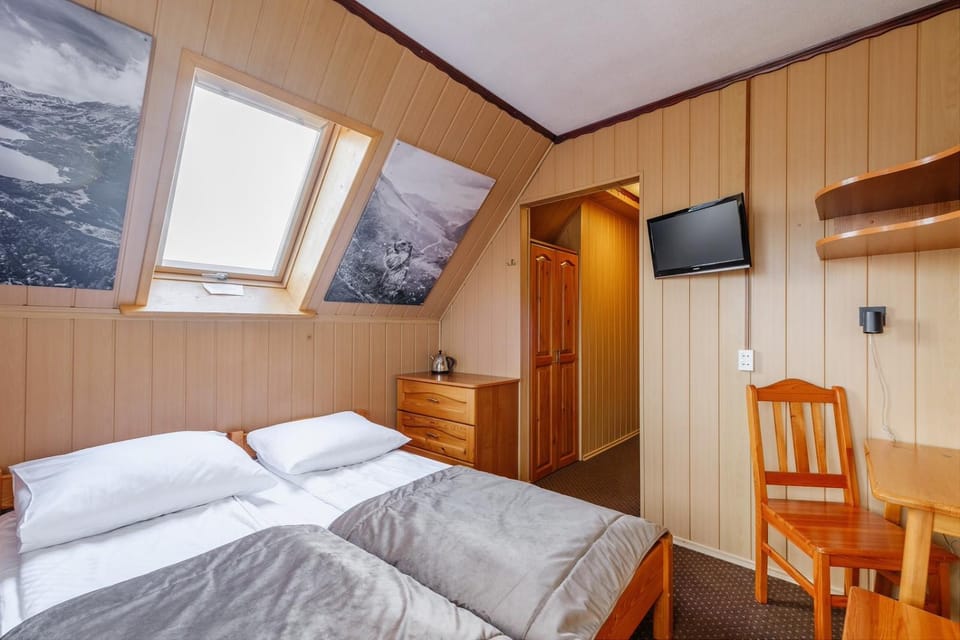 Bed, TV and multimedia, Photo of the whole room, Bedroom, wardrobe