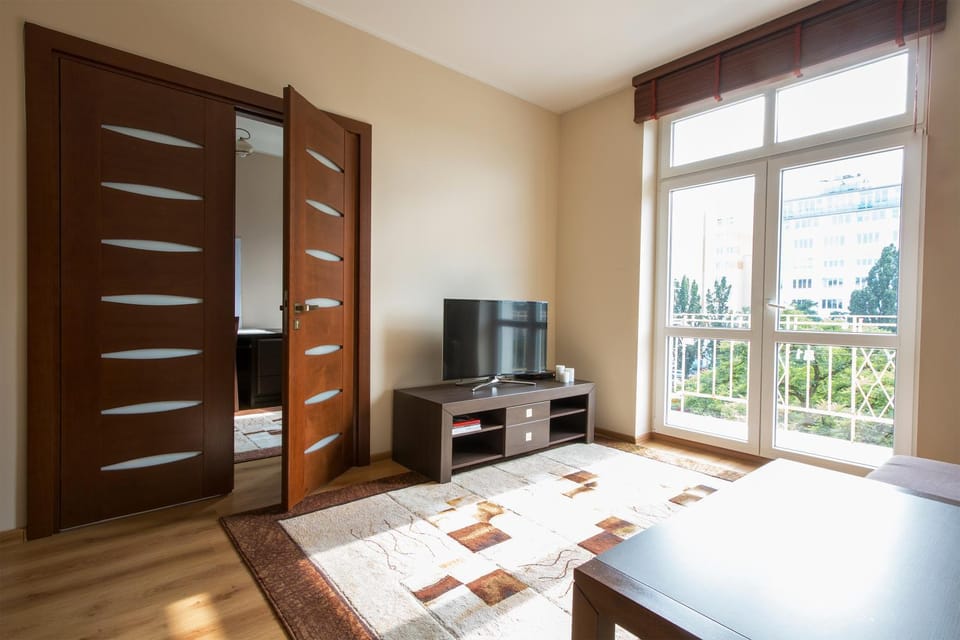 TV and multimedia, Balcony/Terrace, Living room, Seating area, City view, Landmark view, Street view