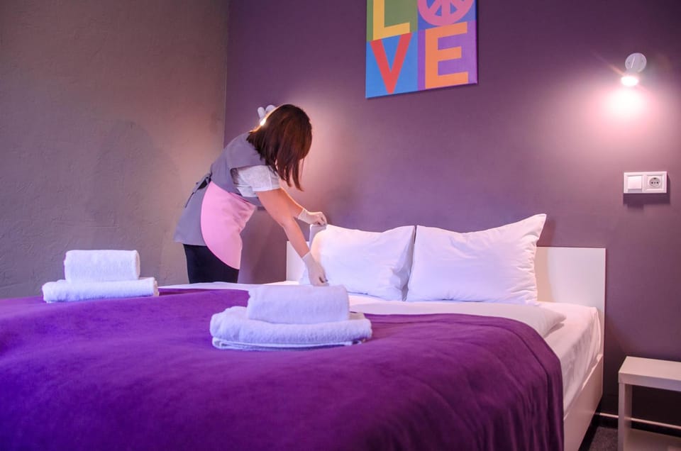 Bed, towels
