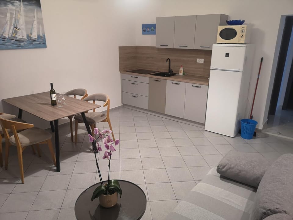 Kitchen or kitchenette, dishwasher