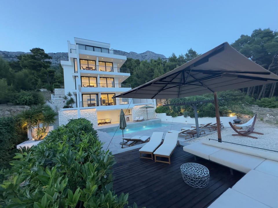 Property building, Summer, Swimming pool, sunbed, sunbed