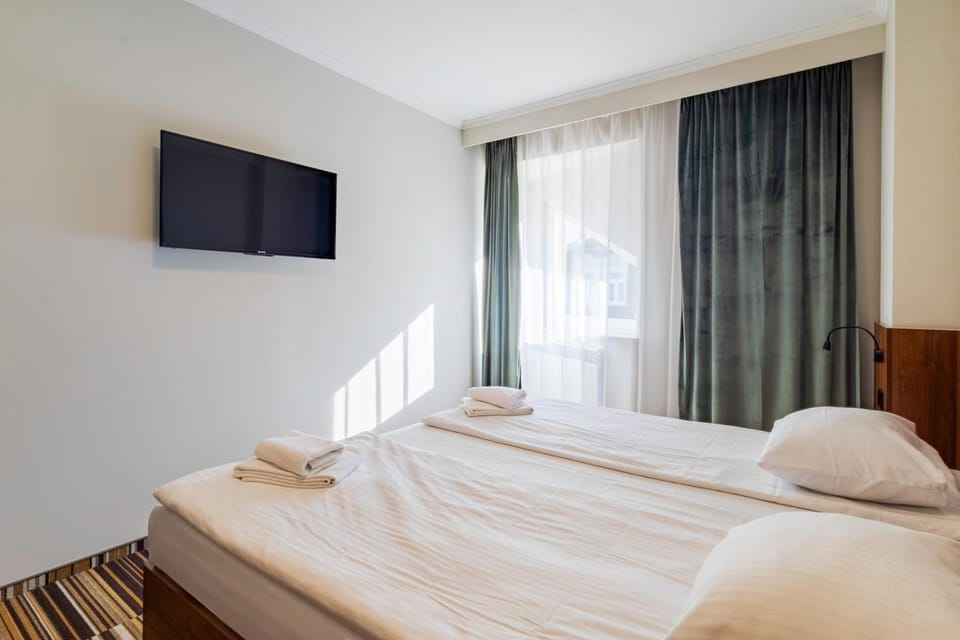 Bed, TV and multimedia, Photo of the whole room, Bedroom, towels