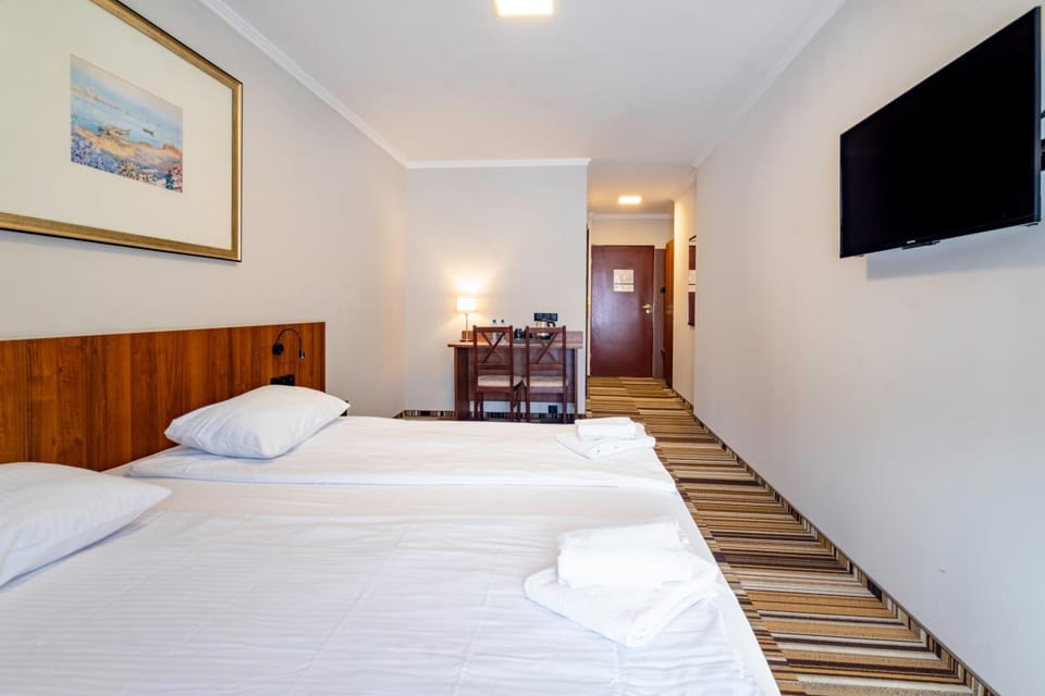 Communal lounge/ TV room, Bed, TV and multimedia, Photo of the whole room, Evening entertainment, Bedroom