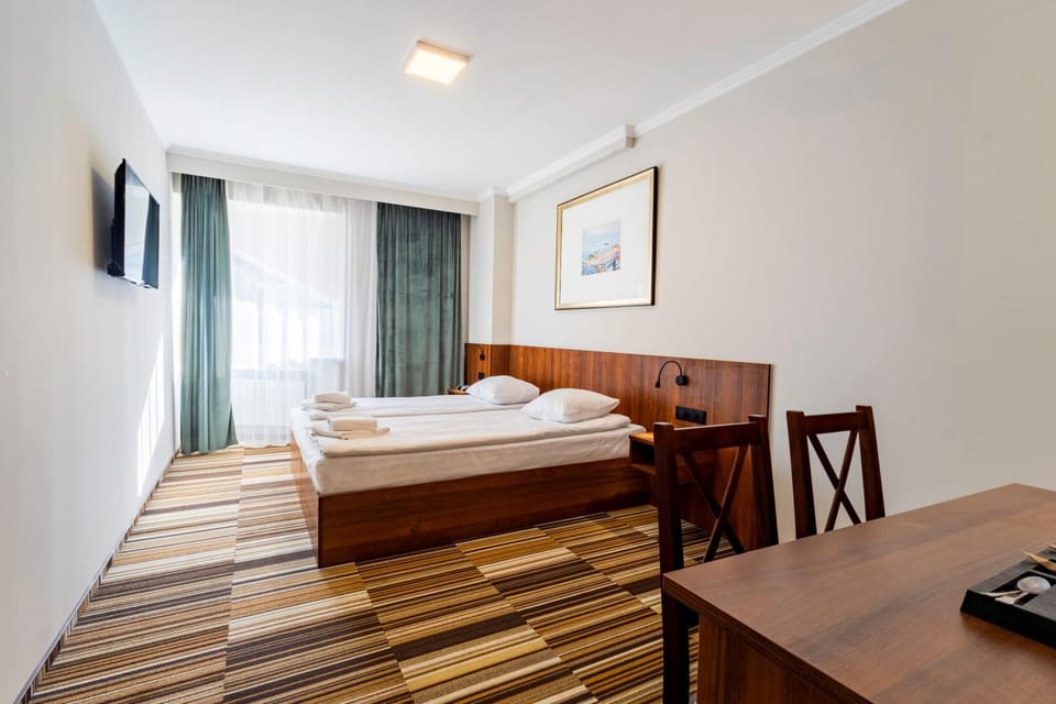 Bed, TV and multimedia, Living room, Photo of the whole room, Seating area, Bedroom, towels
