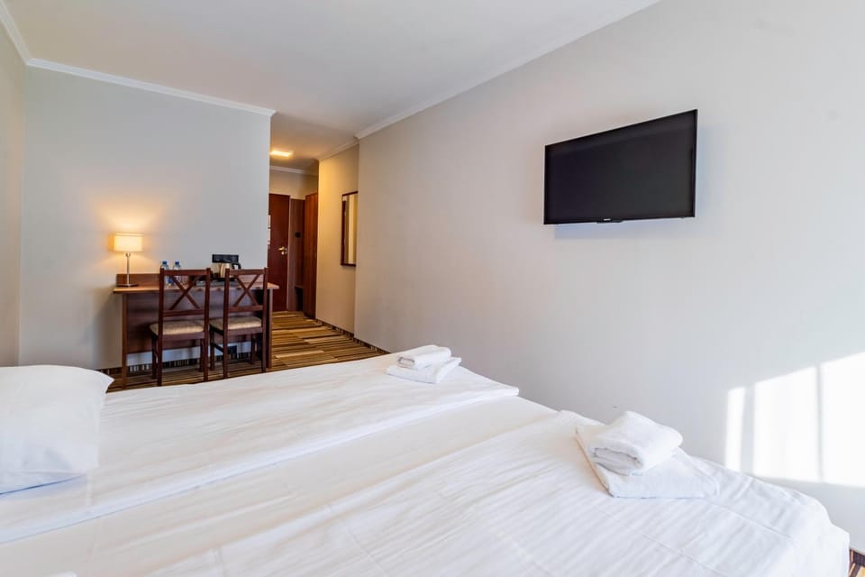 Bed, TV and multimedia, Evening entertainment, Bedroom, wardrobe
