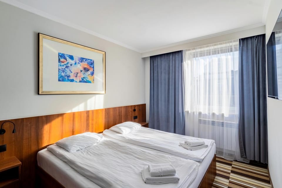 Bed, Photo of the whole room, Bedroom, towels