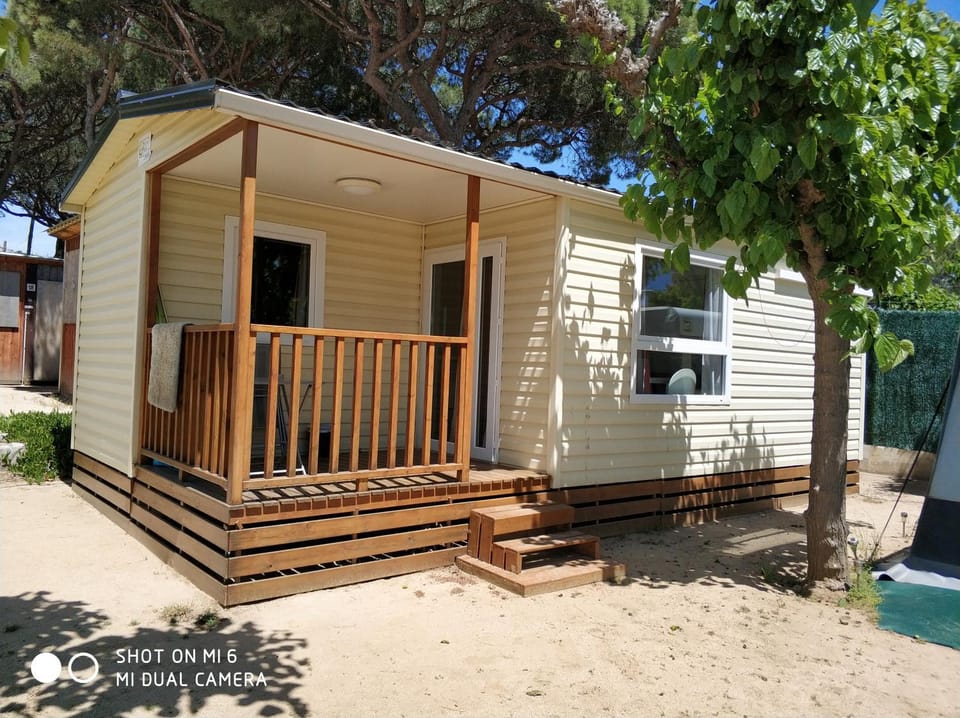 Property building, Patio, Day, Street view