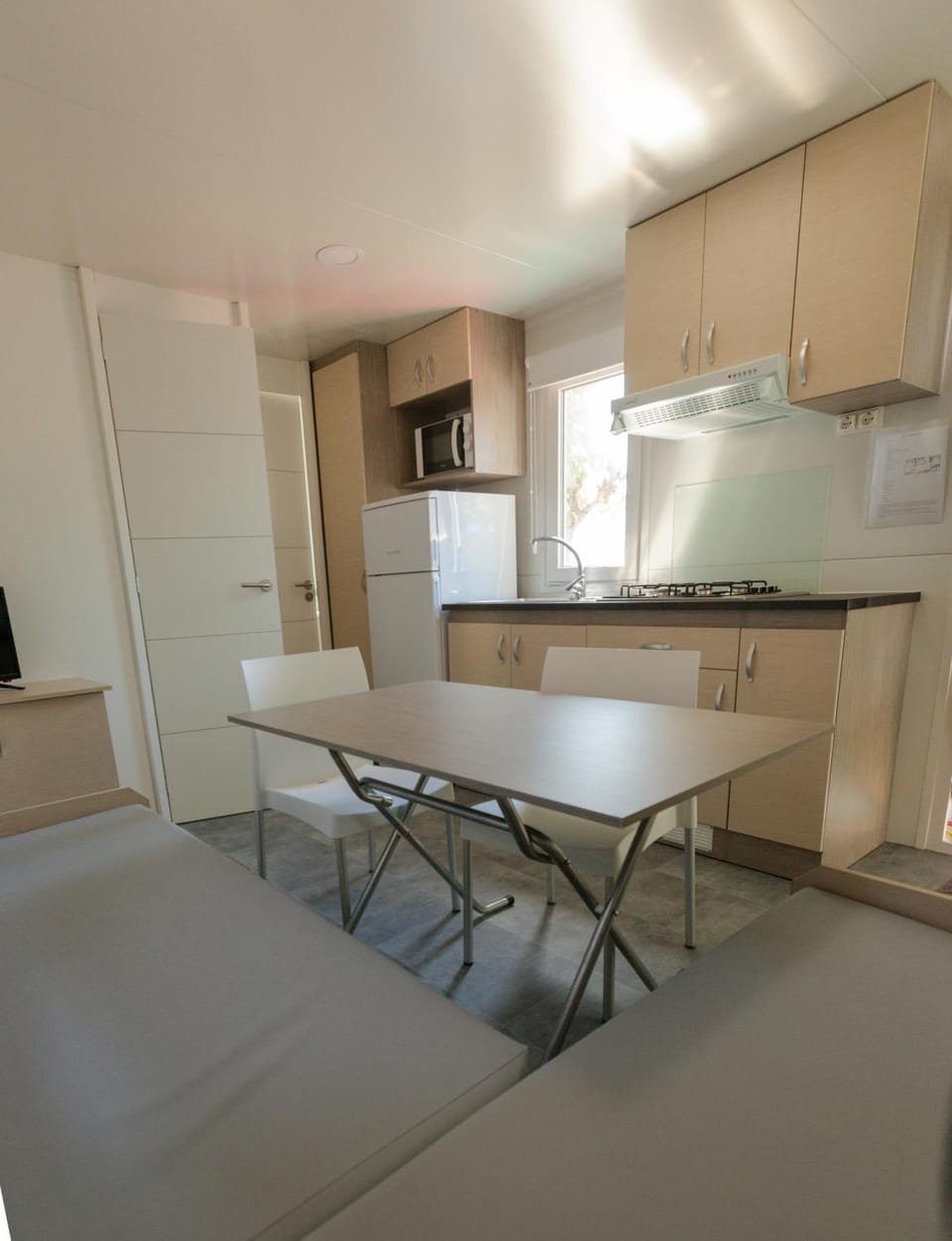 Kitchen or kitchenette, Dining area, stove