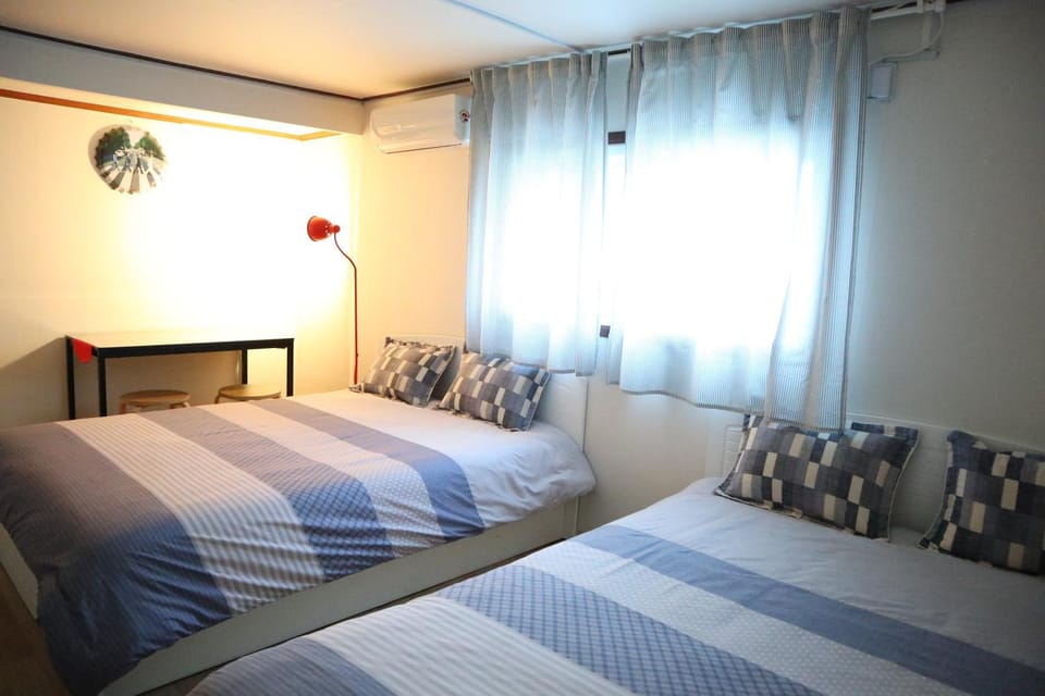 Photo of the whole room, Bedroom