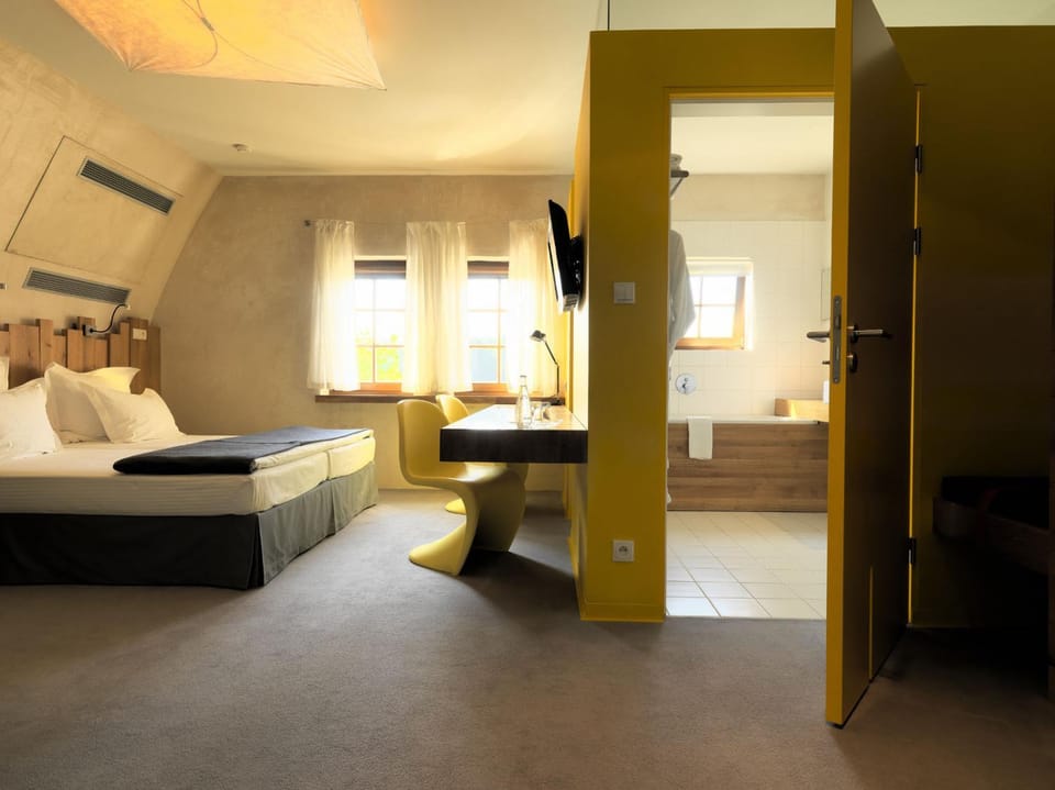 Bed, Bathroom, TV and multimedia, Photo of the whole room, Bedroom